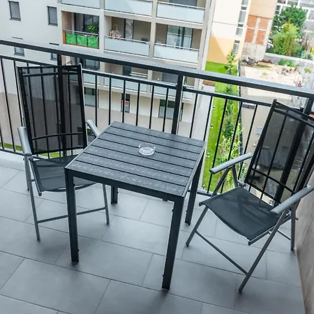 Westside By Urbanrent Apartman *